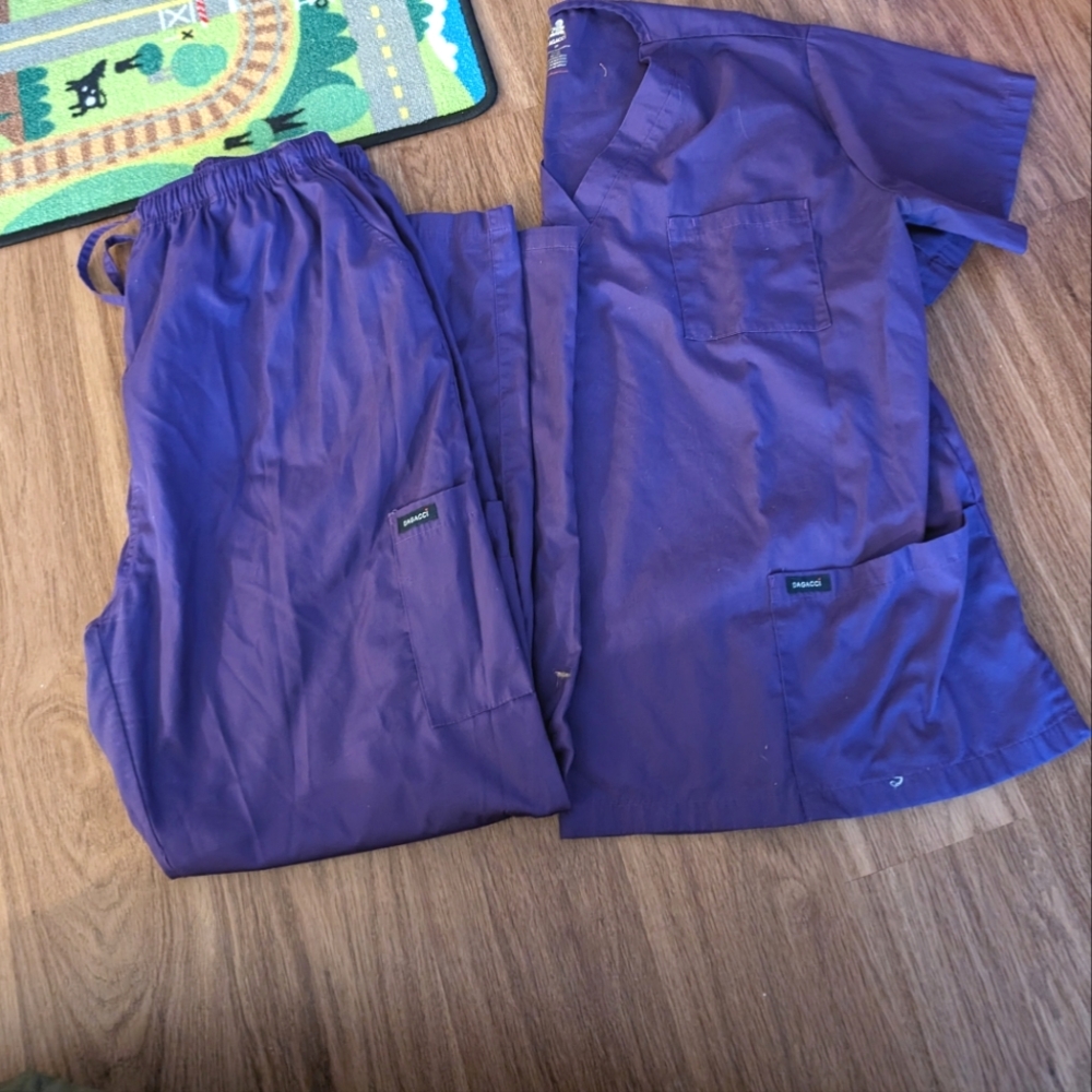 Scrub set